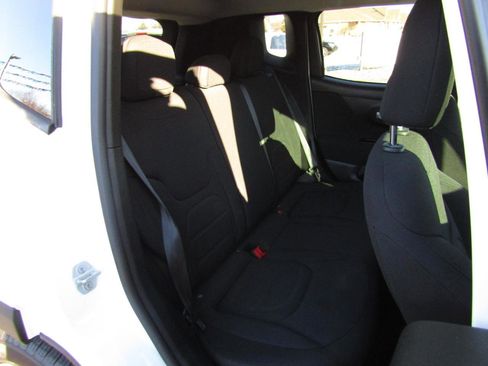 Used 2020 Jeep Renegade Latitude FWD image 24