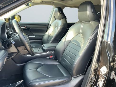 Used 2023 Toyota Highlander XLE image 10