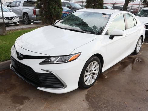 Used 2024 Toyota Camry LE image 4