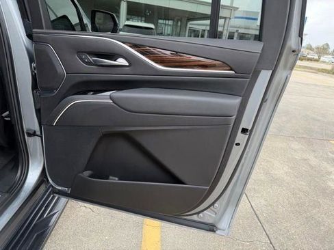 Used 2024 Cadillac Escalade ESV Luxury RWD image 31
