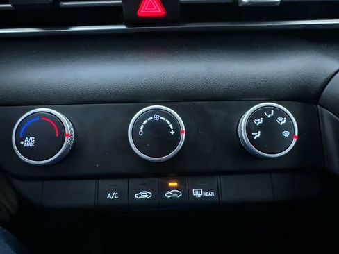 Used 2025 Hyundai Elantra SE image 32