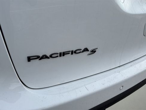 Used 2025 Chrysler Pacifica Limited image 9