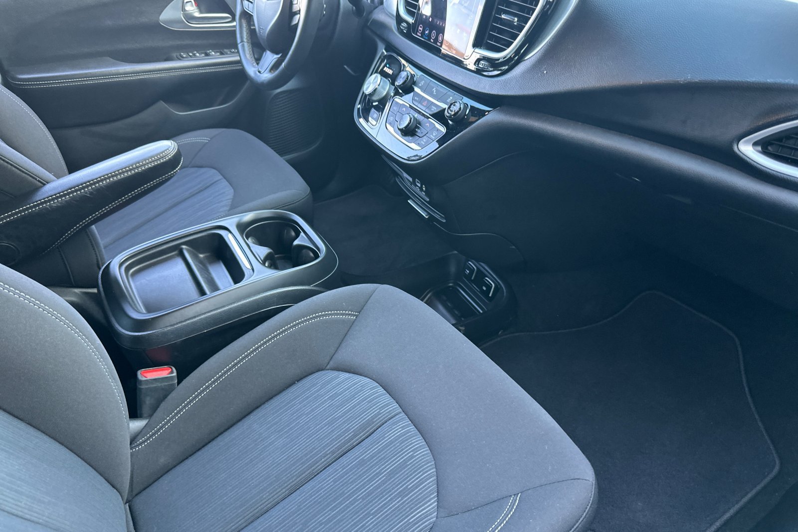 Used 2020 Chrysler Pacifica Touring w/ S Appearance Package FWD image 17