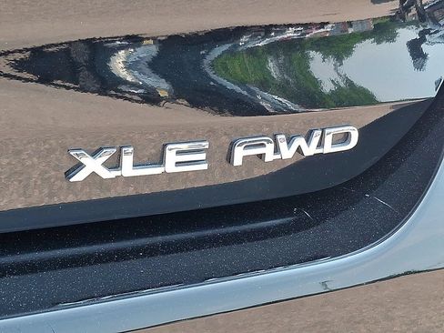 Used 2024 Toyota Highlander XLE AWD/4WD image 32