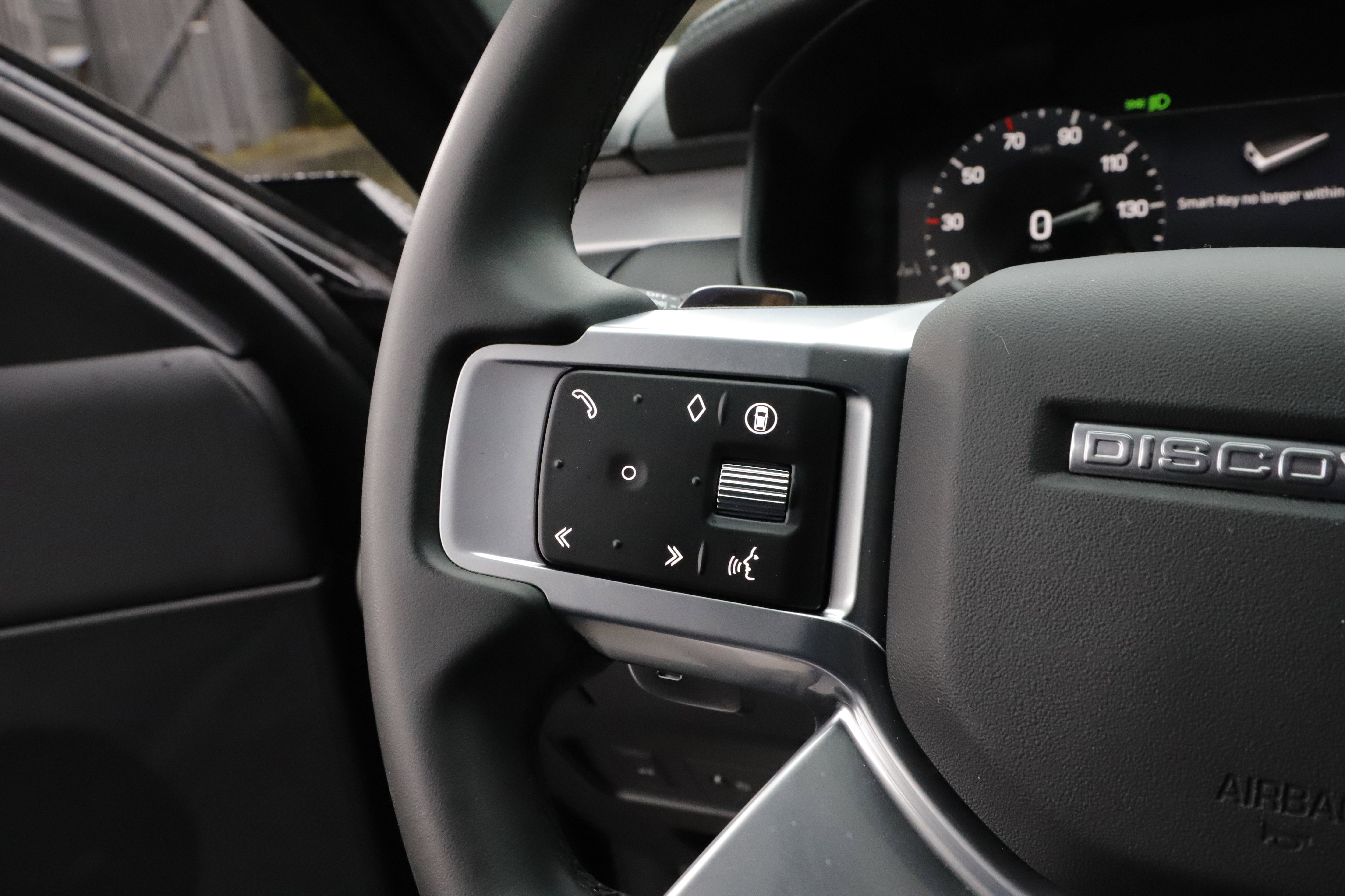 Certified 2025 Land Rover Discovery Dynamic SE AWD/4WD image 23
