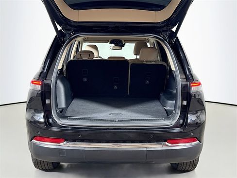 Used 2022 Jeep Grand Cherokee Limited image 24