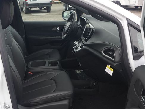 New 2026 Chrysler Pacifica Select w/ S Appearance Package image 32