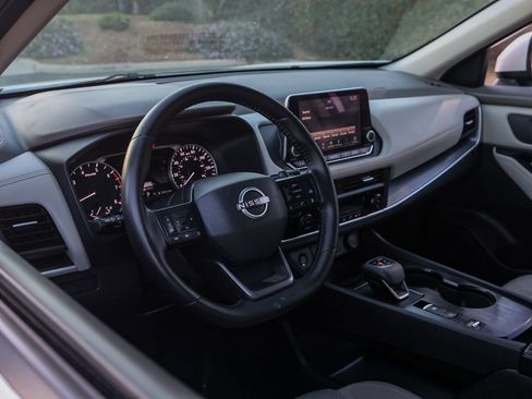 Used 2025 Nissan Rogue SV image 14