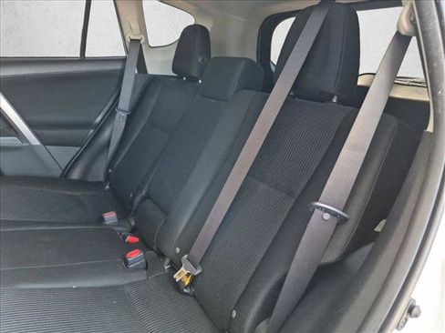 Used 2018 Toyota RAV4 LE FWD image 17