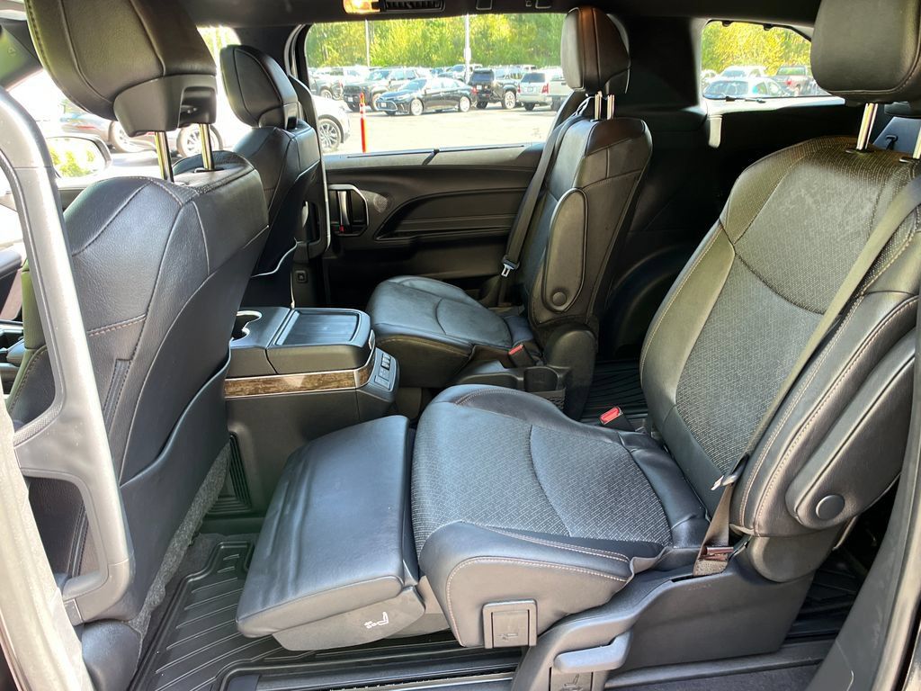 Used 2025 Toyota Sienna Platinum AWD/4WD image 22