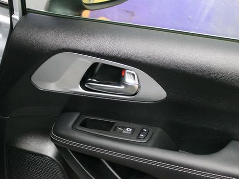 Used 2023 Chrysler Pacifica Touring FWD image 11