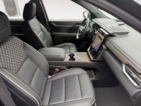 Used 2025 GMC Acadia Denali image 15