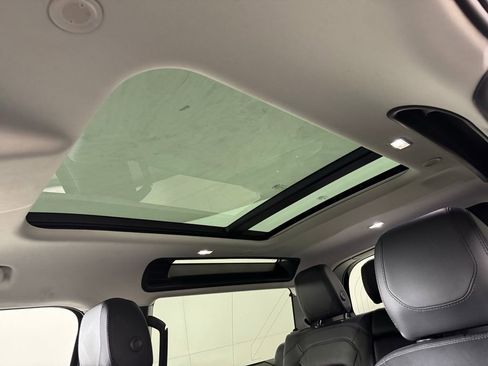 Used 2024 Land Rover Defender 90 S image 27