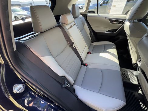 Used 2022 Toyota RAV4 XLE Premium image 18