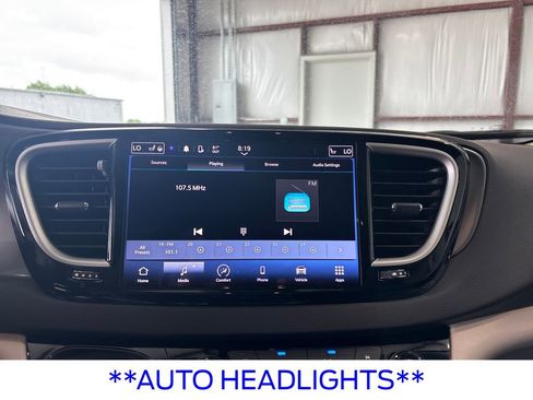 Used 2024 Chrysler Pacifica Touring-L image 14