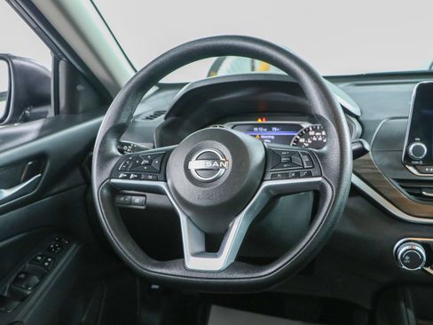 Used 2025 Nissan Altima 2.5 SV FWD image 12