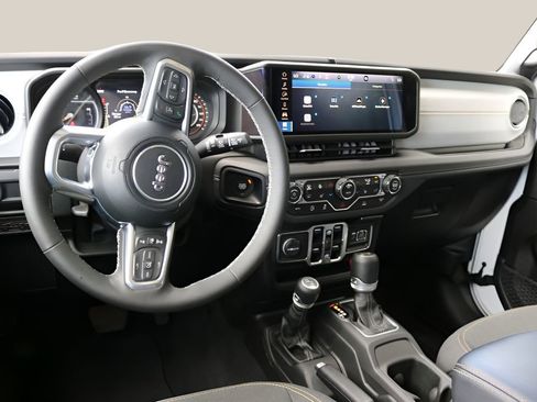 Used 2025 Jeep Wrangler Unlimited Sahara AWD/4WD image 13