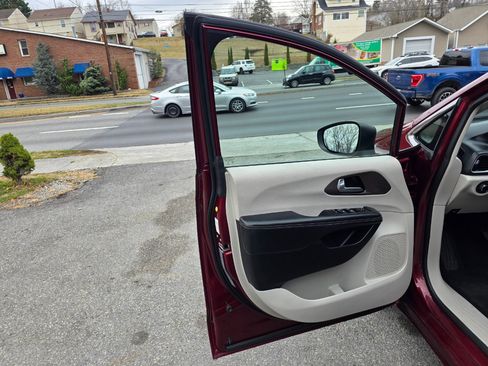 Used 2021 Chrysler Voyager Lxi image 10