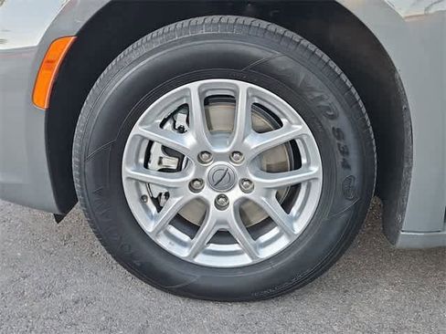 Used 2023 Chrysler Pacifica Touring-L image 14