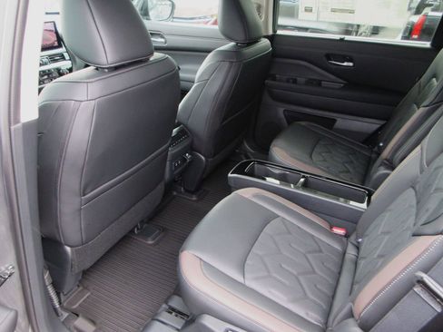 New 2026 Nissan Pathfinder Platinum image 11