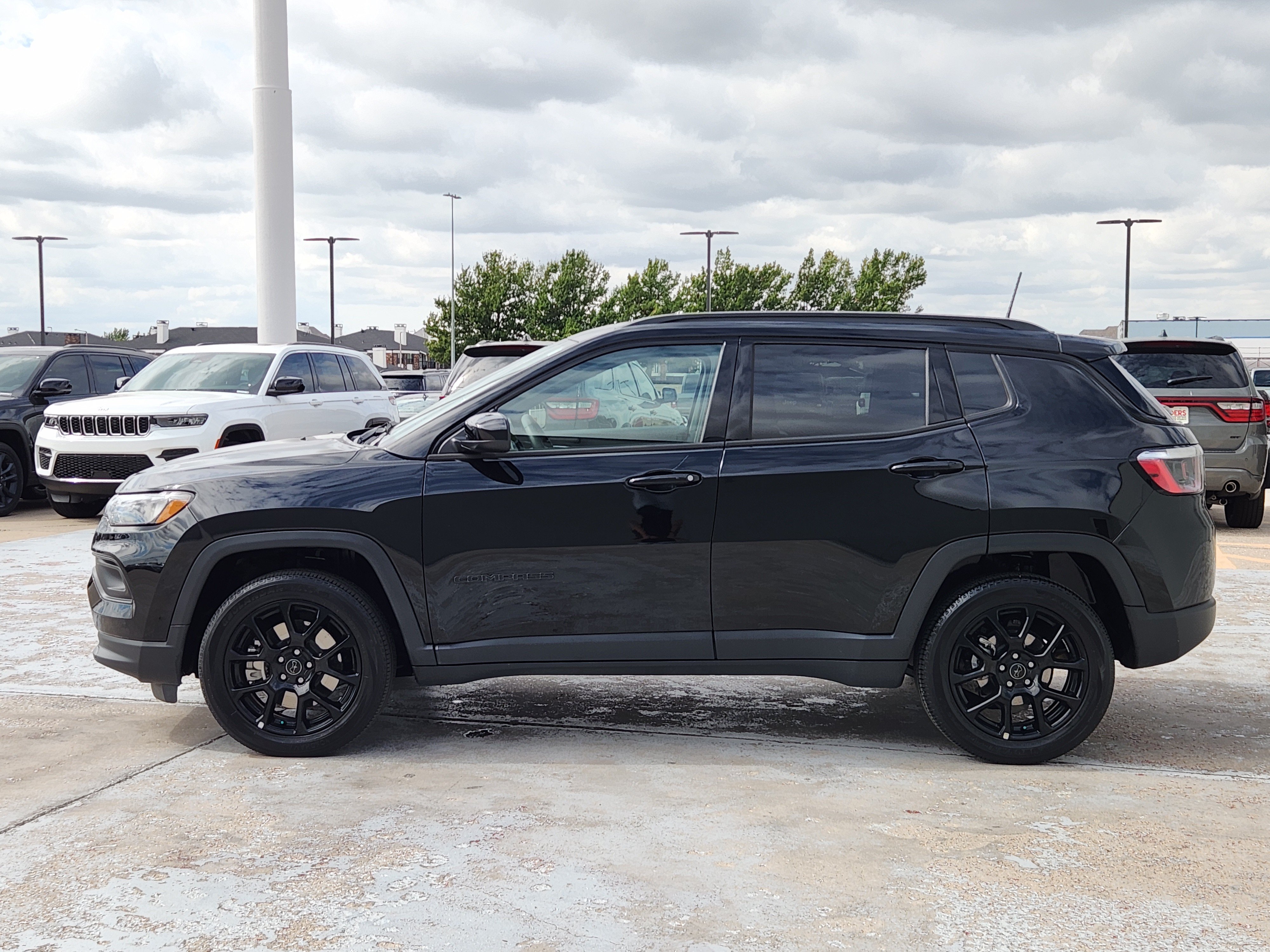 Used 2026 Jeep Compass Latitude AWD/4WD image 5