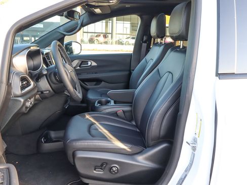 New 2026 Chrysler Pacifica Select image 14