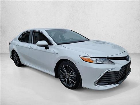 Used 2021 Toyota Camry XLE w/ Cold Weather Package image 4