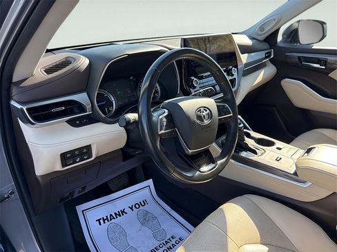Used 2021 Toyota Highlander Platinum image 22