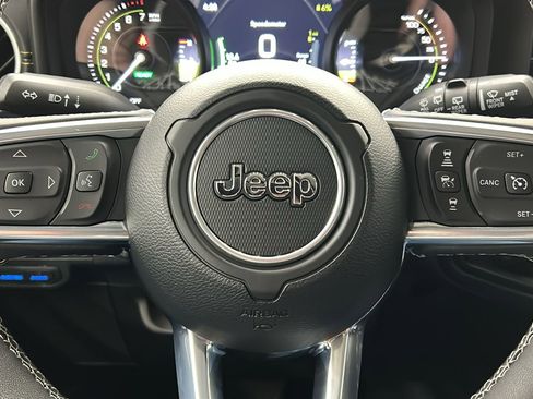 Used 2025 Jeep Wrangler Unlimited Sahara image 28