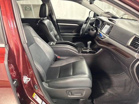 Used 2019 Toyota Highlander XLE w/ Carpet Mat Package (TMS) AWD/4WD image 29
