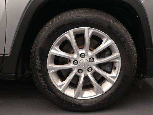 Used 2019 Jeep Cherokee Latitude w/ Popular Appearance Group FWD image 9