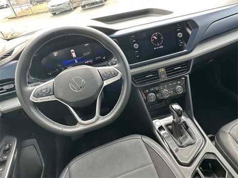 Certified 2024 Volkswagen Taos SE image 28