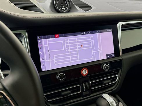 Certified 2025 Porsche Macan AWD/4WD image 19