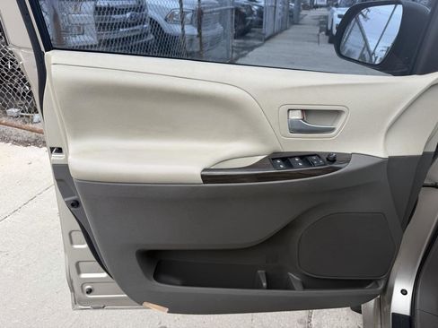 Used 2016 Toyota Sienna XLE w/ XLE Navigation Package image 10