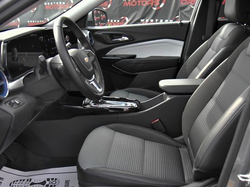 Used 2025 Chevrolet Trax LT w/ LT Convenience Package FWD image 16