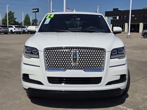 Used 2024 Lincoln Navigator Reserve AWD/4WD image 2