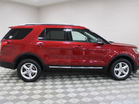 Used 2017 Ford Explorer XLT w/ Equipment Group 202A AWD/4WD image 12