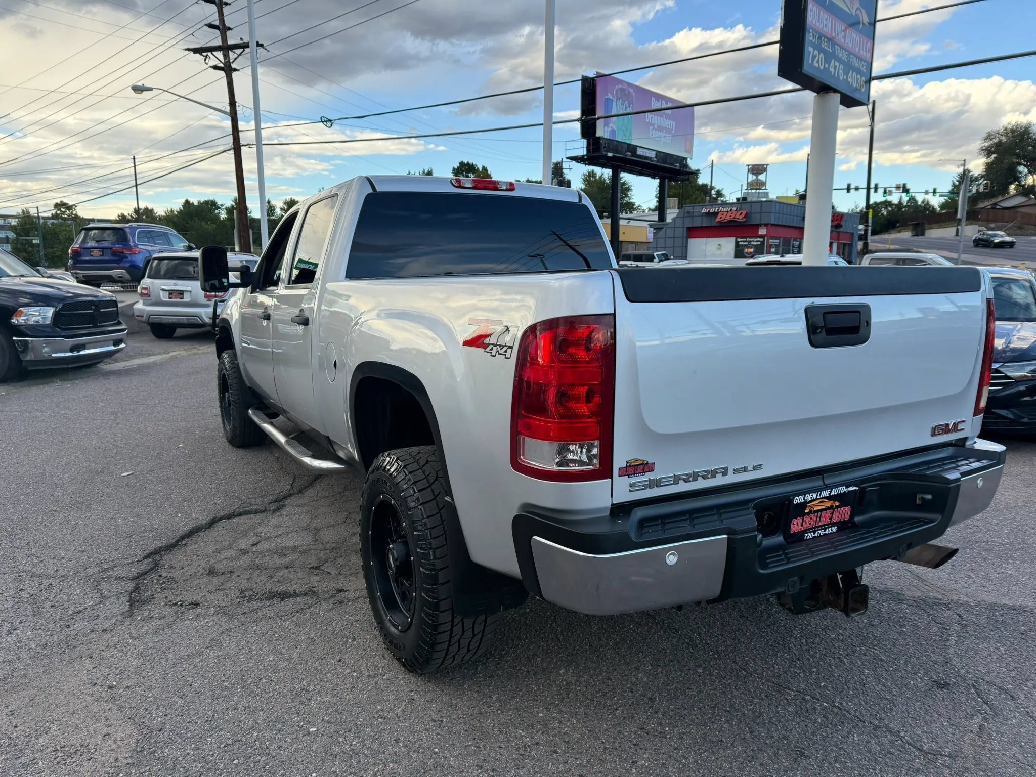Used 2011 GMC Sierra 2500 SLE w/ SLE Preferred Package AWD/4WD image 6