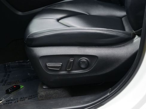 Used 2023 Toyota Highlander XLE AWD/4WD image 11