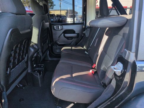 Used 2022 Jeep Wrangler Unlimited Rubicon w/ Cold Weather Group AWD/4WD image 25