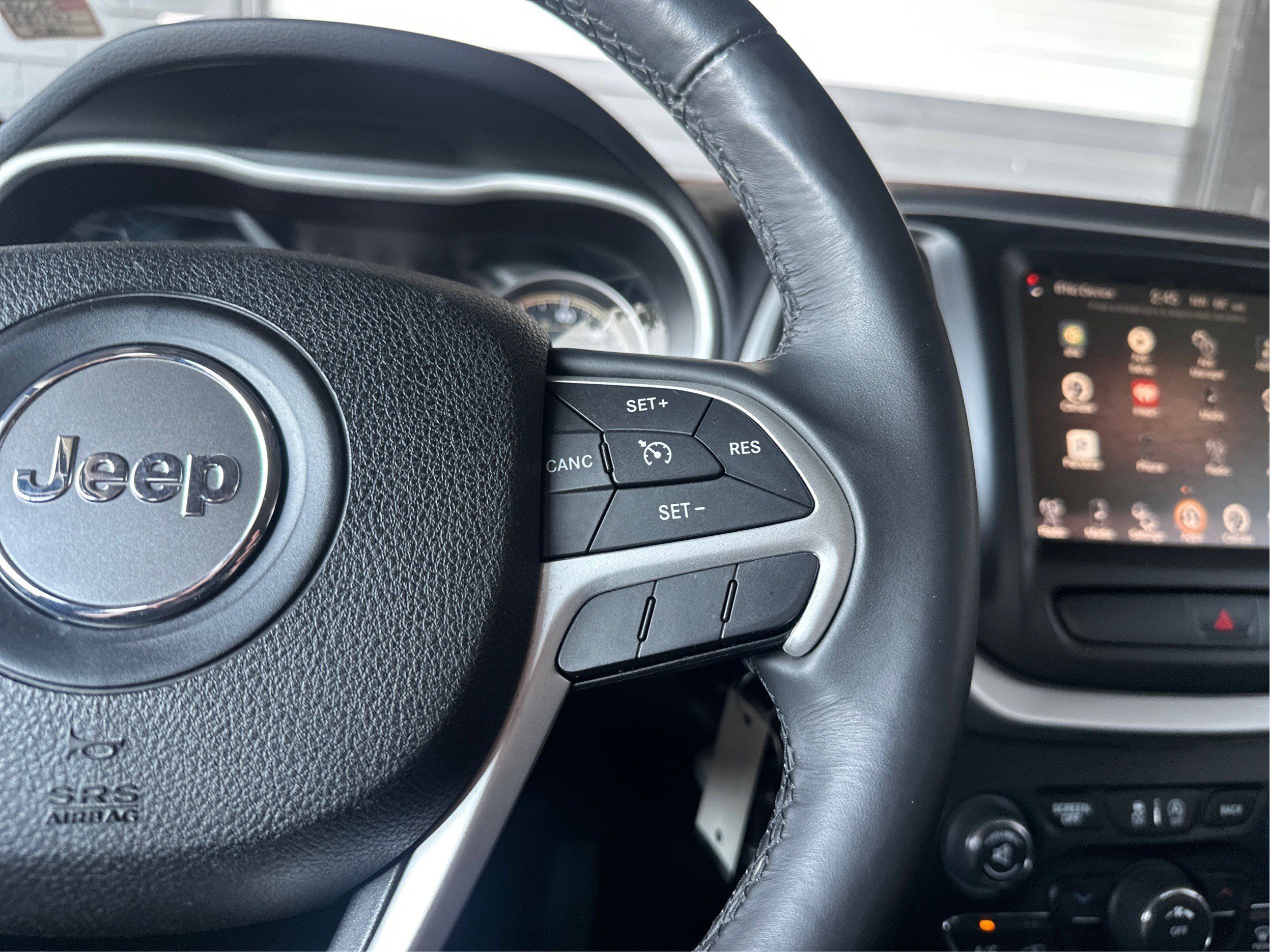 Used 2017 Jeep Cherokee Trailhawk AWD/4WD image 31