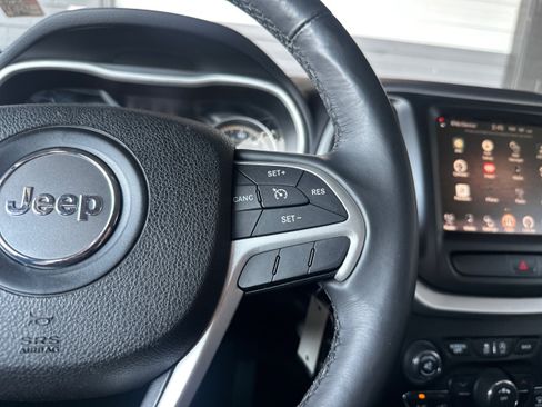 Used 2017 Jeep Cherokee Trailhawk AWD/4WD image 31
