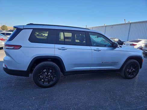 Used 2024 Jeep Grand Cherokee L Altitude image 9