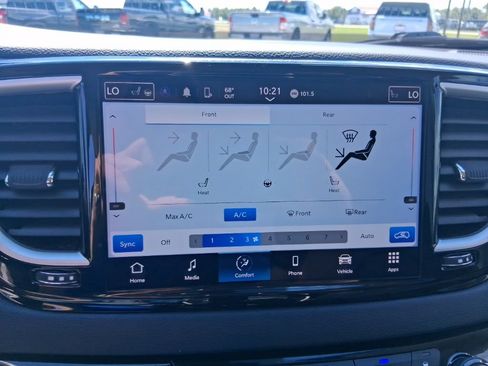 Used 2023 Chrysler Pacifica Touring-L FWD image 24