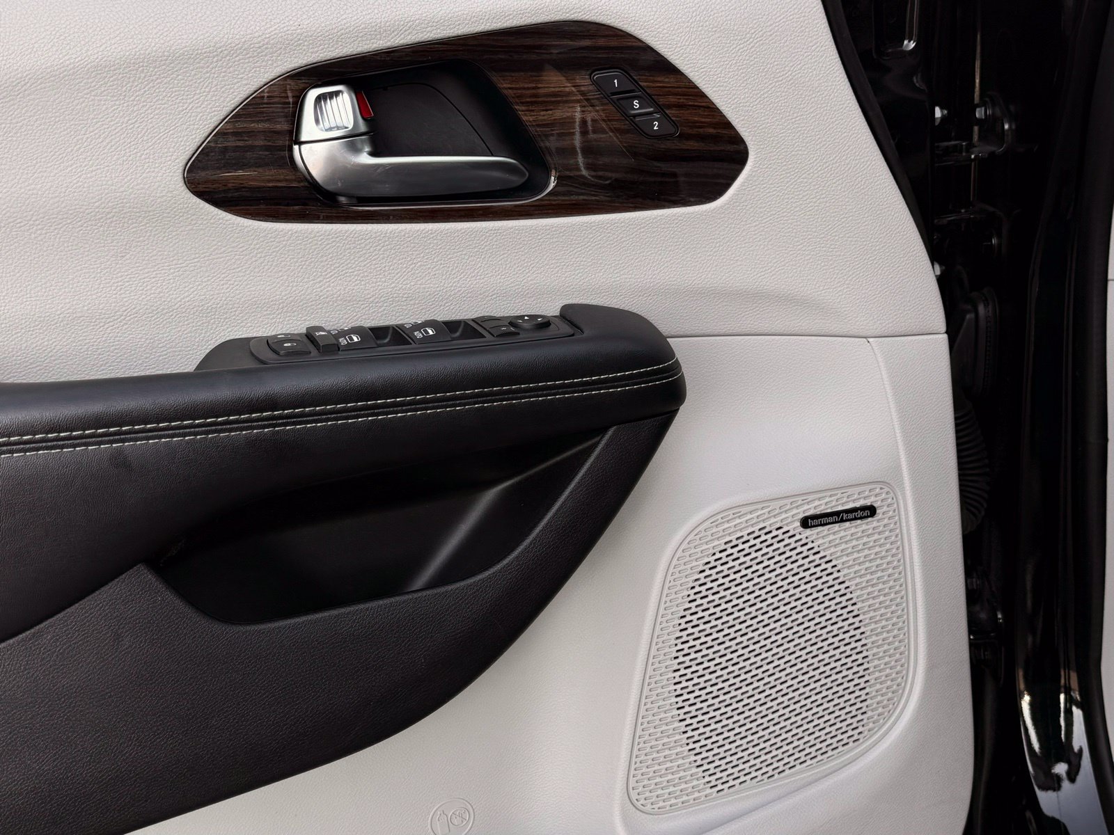 Used 2022 Chrysler Pacifica Limited FWD image 16