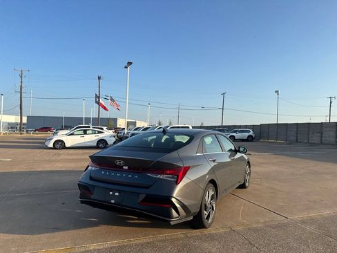 Used 2025 Hyundai Elantra SEL FWD image 19