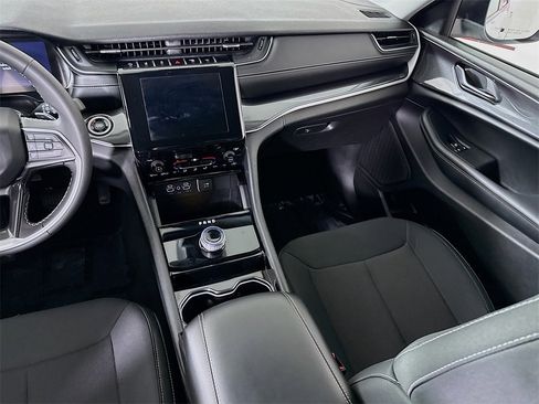 Used 2023 Jeep Grand Cherokee Laredo image 26