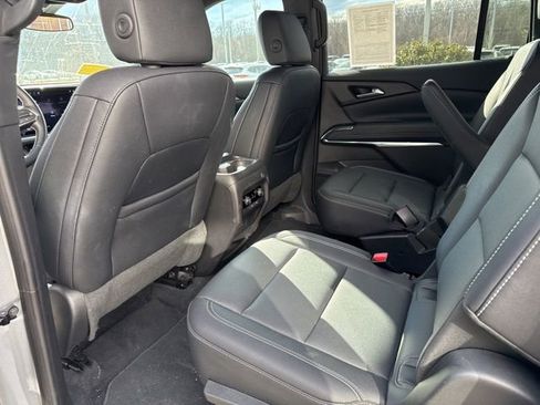 Used 2025 Chevrolet Traverse LT image 24