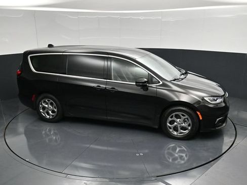 Certified 2024 Chrysler Pacifica Limited FWD image 53