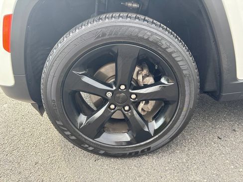 Certified 2025 Jeep Grand Cherokee Altitude AWD/4WD image 13
